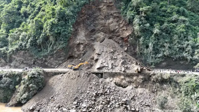 विपत्तिको छायामा दसैँ: बाढीपहिरोले सडक अवरुद्ध, घर फर्किने यात्रुलाई सास्ती
