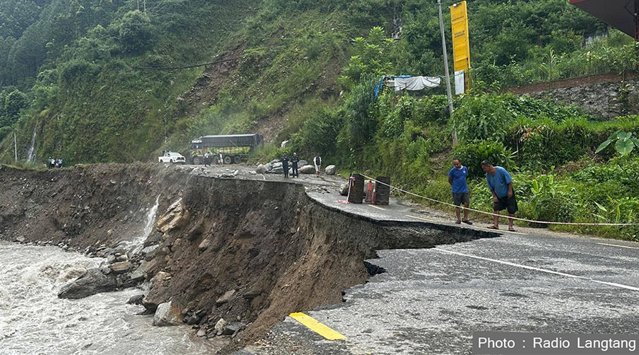 रसुवा सडकखण्डमा पुनः बाढीपहिरोको प्रकोप, चीनसँगको व्यापारिक नाका पूर्ण अवरुद्ध